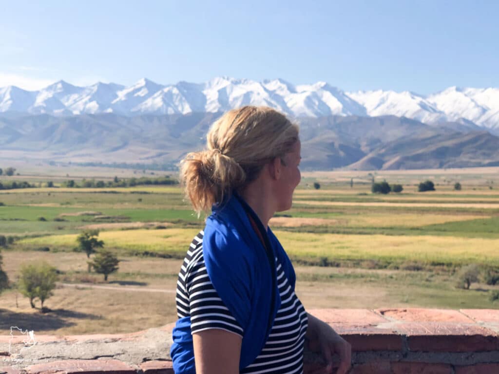 Paysage montagneux du Kirghizistan dans notre article Voyage au Kirghizistan : Mon aventure parmi les nomades du Kirghizistan #Kirghizistan #asiecentrale #voyage #randonnee #cheval #nomade