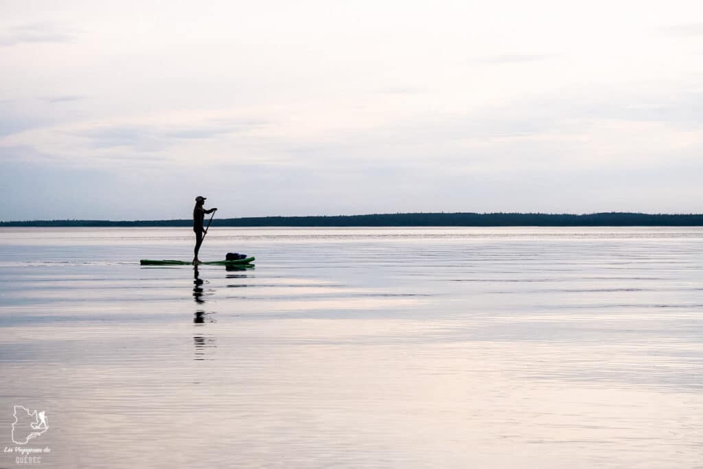 Paddle board sur un lac de Wasagaming au Manitoba dans notre article Visiter le Canada autrement : Ma traversée du Canada hors des sentiers battus #canada #roadtrip