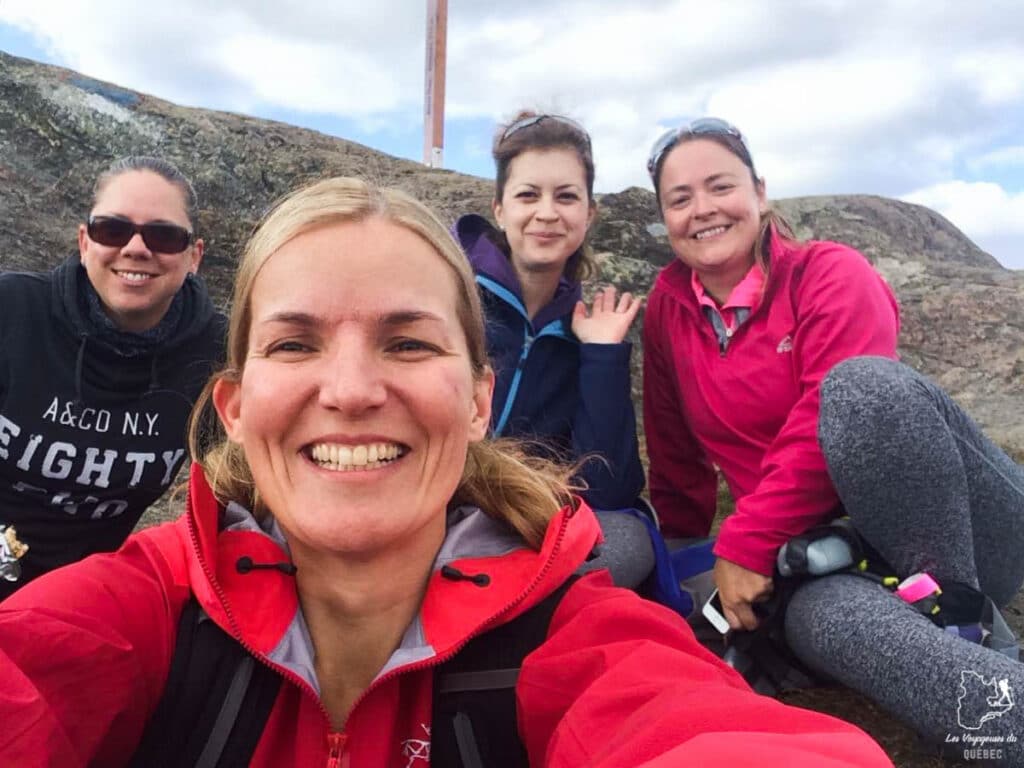 Au sommet du Mont-Ham avec des amies dans notre article Nuit en montagne: 5 endroits où dormir au sommet d’une montagne au Québec #quebec #montagne #sommet #hebergement