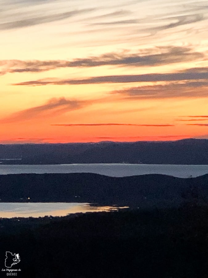 Coucher de soleil depuis le géodôme sur le Mont St-Joseph à Carleton-sur-Mer en Gaspésie dans notre article Nuit en montagne: 5 endroits où dormir au sommet d’une montagne au Québec #quebec #montagne #sommet #hebergement