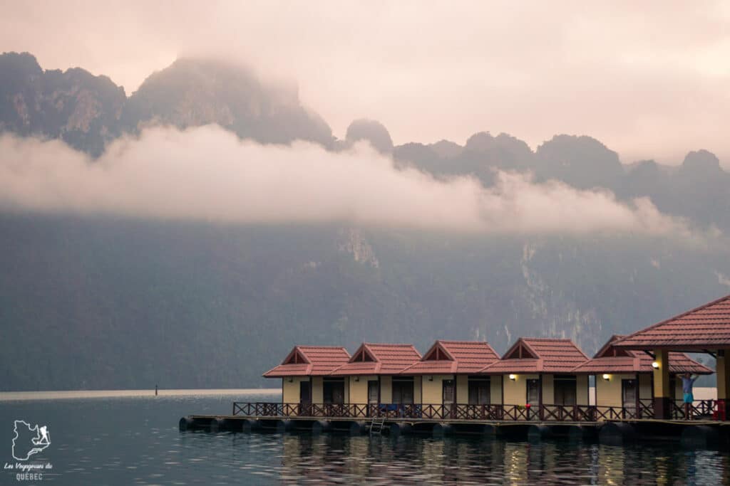 Maisons flottantes sur le lac lac Cheow Lan au Parc national de Khao Sok en Thaïlande dans notre article Premier séjour en Thaïlande : 10 incontournables en Thaïlande à voir et faire #thailande #asiedusudest #asie #voyage
