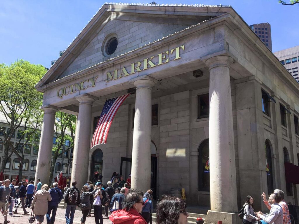 Quincy Market à Boston en Nouvelle-Angleterre dans notre article Visiter la Nouvelle-Angleterre aux USA : Que voir lors d’un road trip de 3 jours #road trip #nouvelleangleterre #usa #etatsunis #itineraire