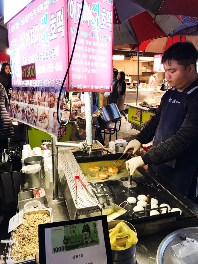 Cuisine de rue dans le quartier BIFF Square de Busan dans notre article Visiter Busan en Corée du Sud : Quoi faire à Busan en 7 incontournables #coreedusud #asie #voyage #busan