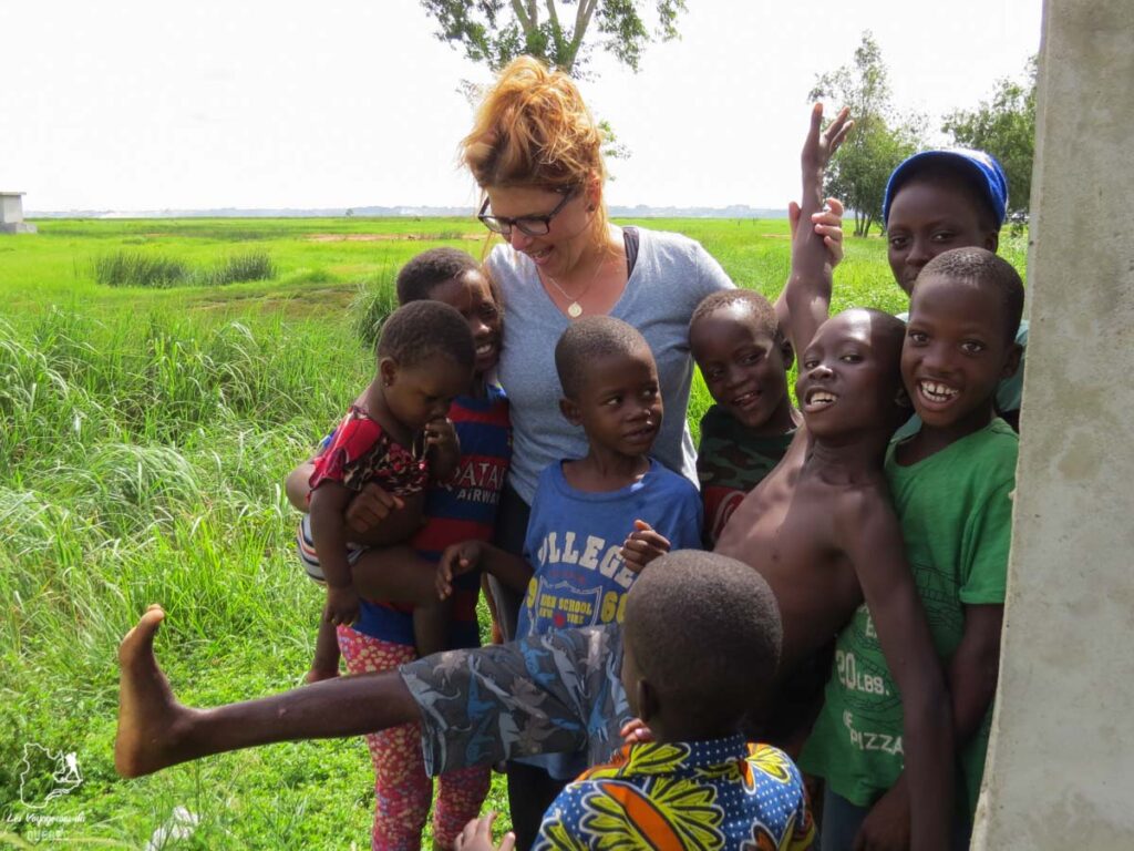 Rencontre avec des enfants au Bénin dans notre article Voyage au Bénin: Le Bénin en Afrique en 8 incontournables à visiter #benin #afrique #voyage