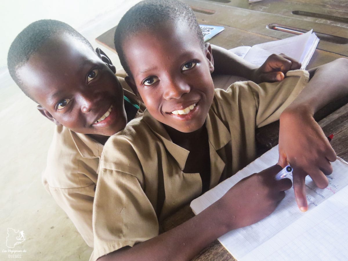 Étudiants de l'école du village lacustre de Sô-Tchanhoué au Bénin en Afrique dans notre article Voyage au Bénin: Le Bénin en Afrique en 8 incontournables à visiter #benin #afrique #voyage