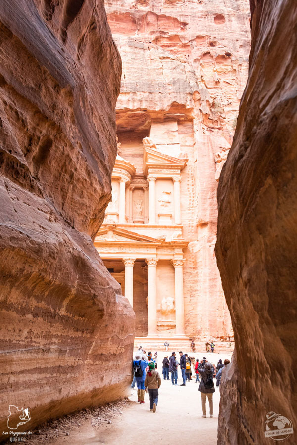 La vue sur le temple de Pétra à la sortie du Siq en Jordanie dans notre article Visiter la Jordanie : Mon itinéraire de 2 semaines en road trip en Jordanie #jordanie #road trip #voyage