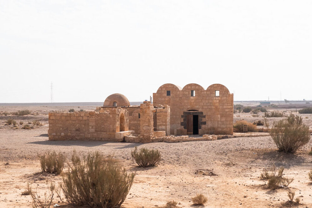 Le château Qusair Amra dans le désert de Jordanie dans notre article Visiter la Jordanie : Mon itinéraire de 2 semaines en road trip en Jordanie #jordanie #road trip #voyage