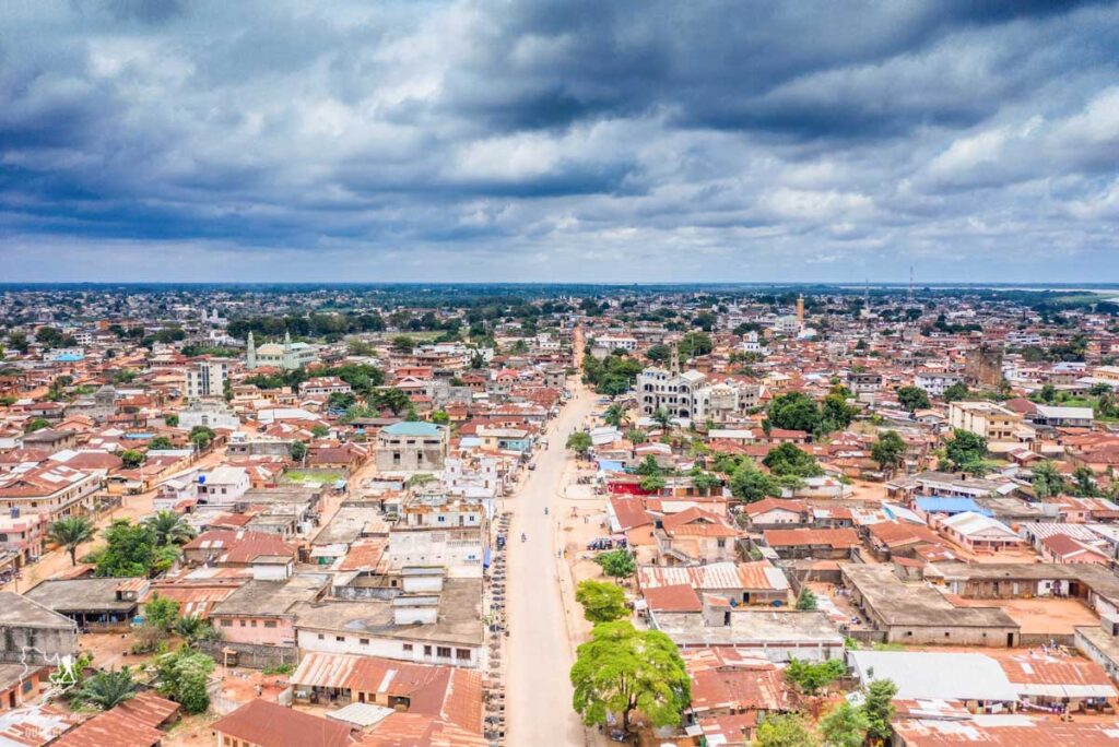 Ville de Cotonou au Bénin en Afrique dans notre article Voyage au Bénin: Le Bénin en Afrique en 8 incontournables à visiter #benin #afrique #voyage