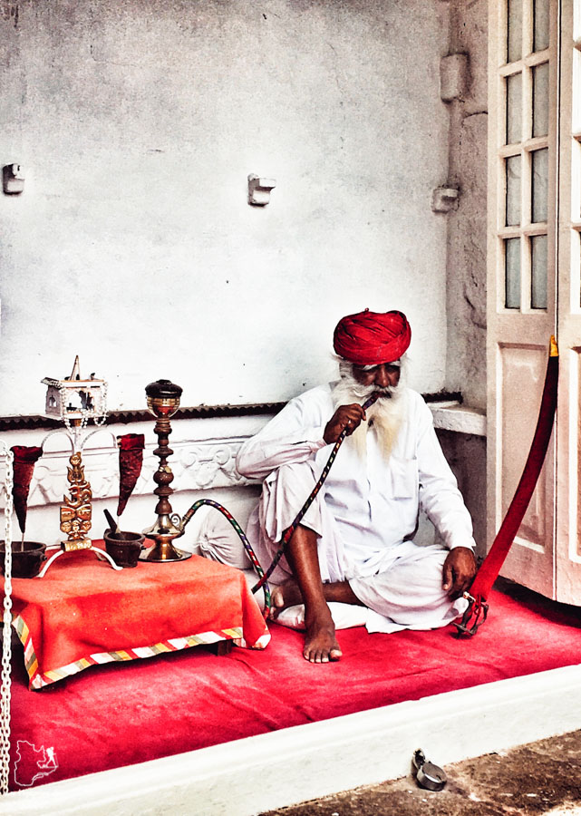 Joueur de sitar à Mehrangarh Fort à Jodhpur dans notre article Visiter le Rajasthan en Inde : Itinéraire et conseils pour un voyage dans cet État du Nord de l’Inde #rajasthan #inde #itineraire #voyage