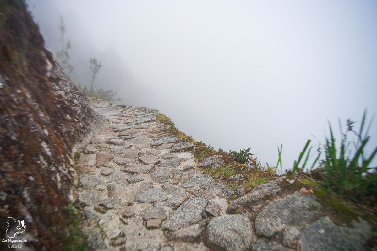 Route étroite sur l'Inca Trail au Pérou dans notre article Quitter une vie où il faut plaire à tout prix pour voyager et être enfin libre #voyage #voyageraufeminin #femme #inspiration