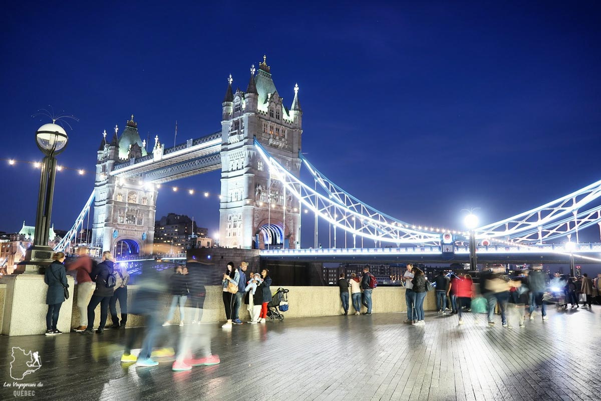 Tower Bridge la nuit à Londres en Angleterre dans notre article Quitter une vie où il faut plaire à tout prix pour voyager et être enfin libre #voyage #voyageraufeminin #femme #inspiration