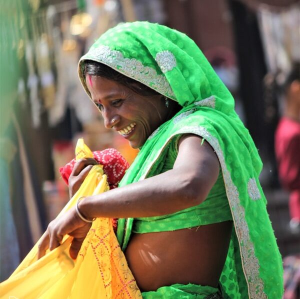 Femme indienne en sari à Jodhpur dans notre article Visiter le Rajasthan en Inde : Itinéraire et conseils pour un voyage dans cet État du Nord de l’Inde #rajasthan #inde #itineraire #voyage