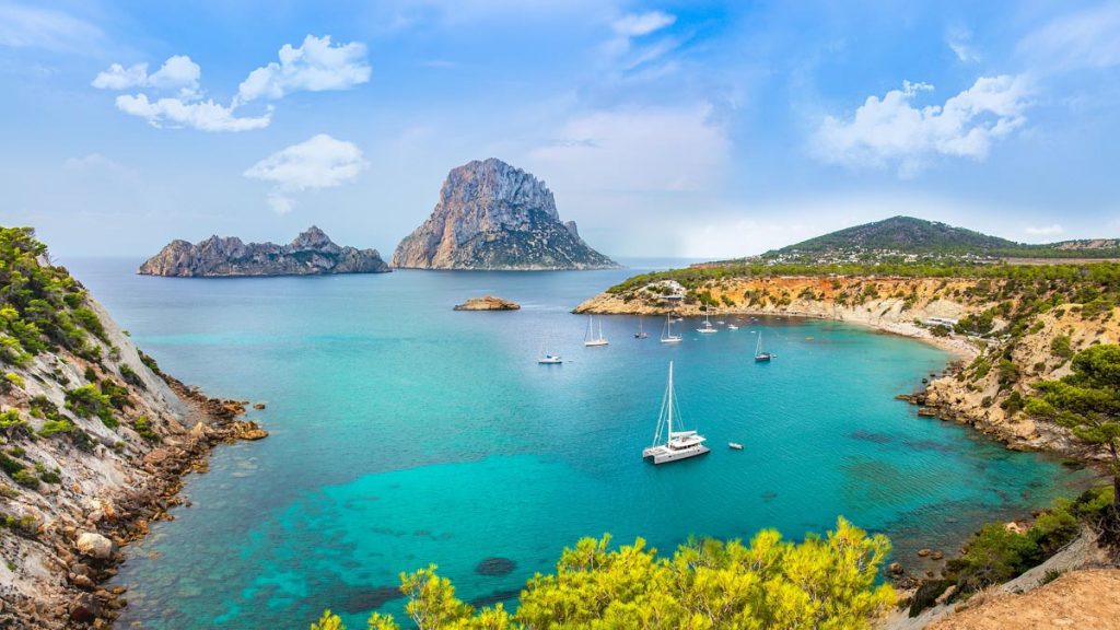 Ibiza est une destination idéale pour femme enceinte dans notre article Voyager en étant enceinte : 26 destinations idéales pour une femme enceinte #enceinte #grossesse #voyage #destinations