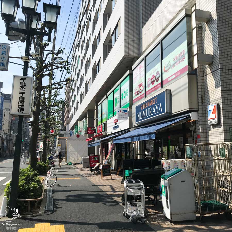 Ne pas manger dans la rue dans notre article La politesse au Japon et l’étiquette japonaise : Petites règles pour savoir comment se comporter au Japon #japon #politesse #culture #asie #voyage