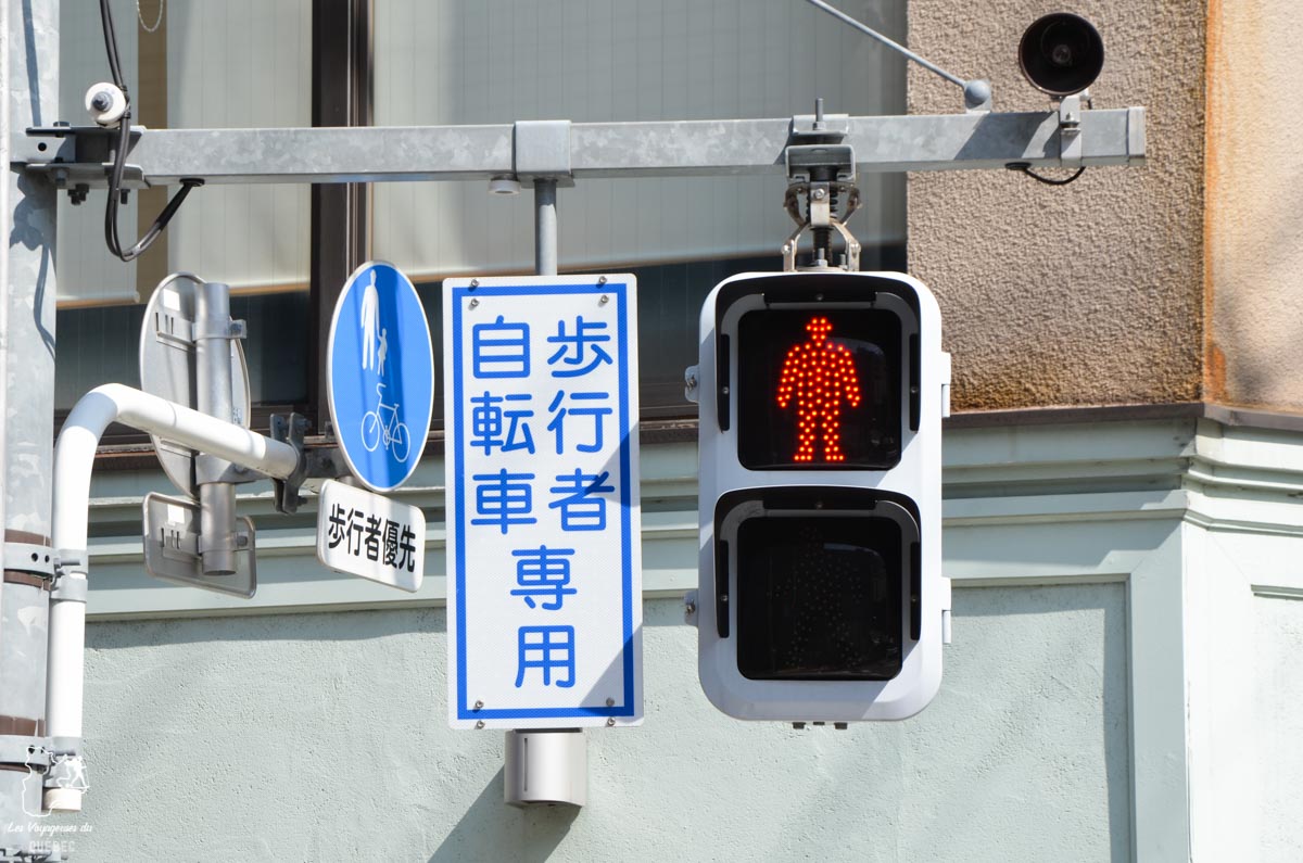 Respecter les feux de circulation dans notre article La politesse au Japon et l’étiquette japonaise : Petites règles pour savoir comment se comporter au Japon #japon #politesse #culture #asie #voyage