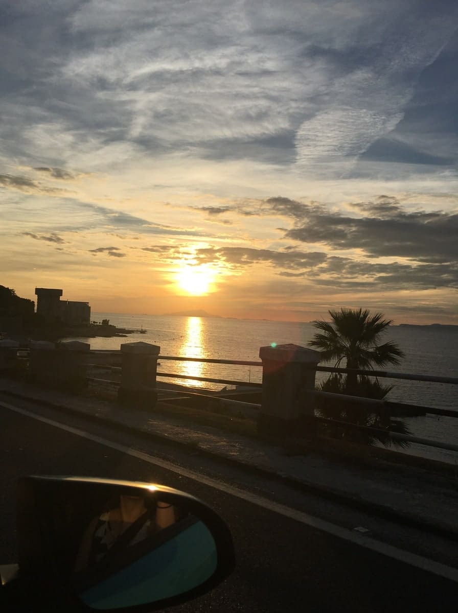 Coucher de soleil sur la côte amalfitaine dans notre article Visiter l'Italie du sud : 10 expériences uniques d'un itinéraire dans le sud de l'Italie #italie #suditalie #europe #voyage