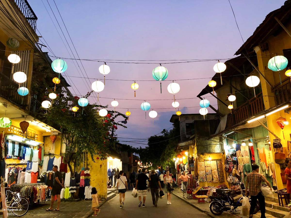 Marché de nuit à Hoï An au Vietnam dans notre article Oser partir en voyage au bout du monde malgré des barrières #voyage #oservoyager