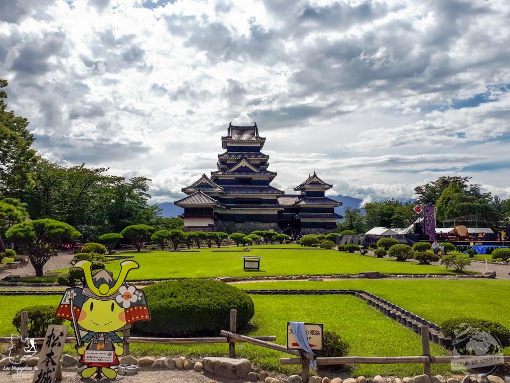 Le château Matsumoto dans notre article Alpes japonaises : road trip au Japon dans les montagnes de l’île de Honshū #japon #alpes #alpesjaponaises #roadtrip #asie #voyage #honshu