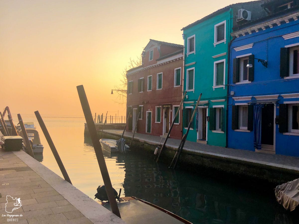 Coucher de soleil sur l'île de Burano en Italie dans notre article Visiter Murano et Burano en Italie : Que faire sur ces deux îles à côté de Venise #italie #murano #burano #venise #europe #voyage