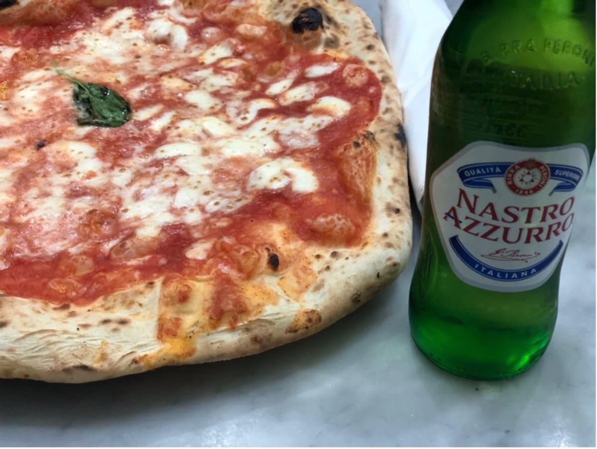 Pizza à Naples en Italie dans notre article Où aller en Italie et que visiter : 10 incontournables de 1 mois de voyage en Italie #italie #voyage #europe #naples