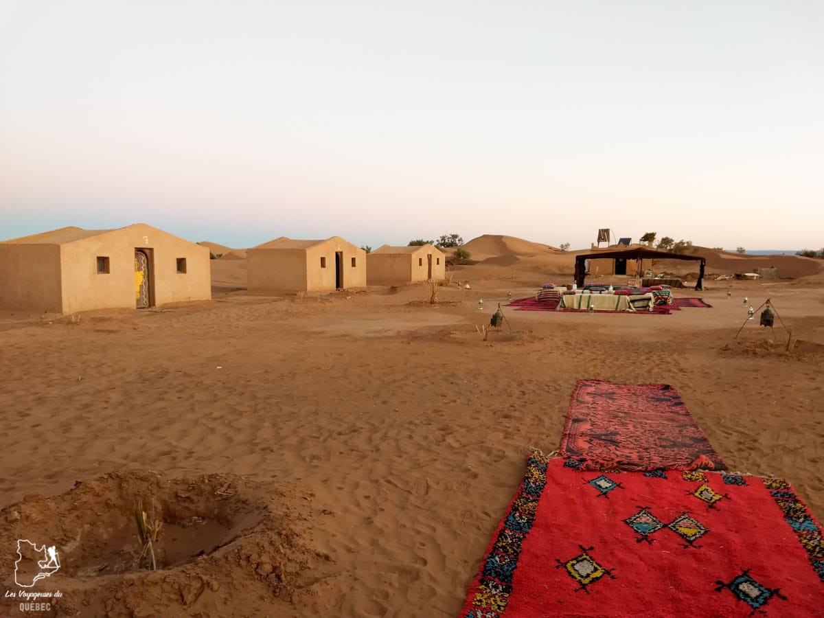 Bivouac fixe à l'entrée du désert du Sahara au Maroc dans notre article Trek dans le désert du Maroc : Ma randonnée de 5 jours dans le désert du Sahara #desert #maroc #sahara #randonnee #trek #voyage