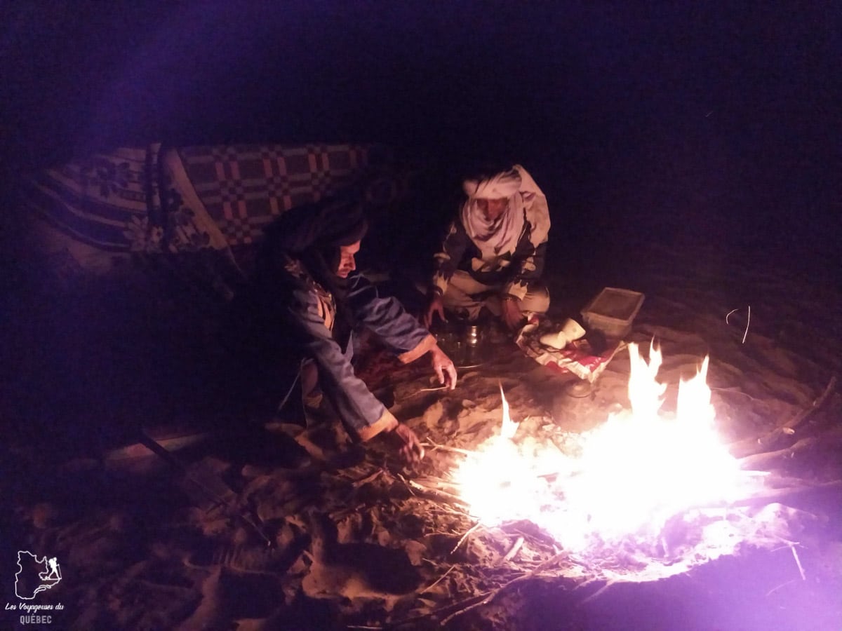 Soirée autour du feu lors d'un trek dans le désert du Sahara au Maroc dans notre article Trek dans le désert du Maroc : Ma randonnée de 5 jours dans le désert du Sahara #desert #maroc #sahara #randonnee #trek #voyage