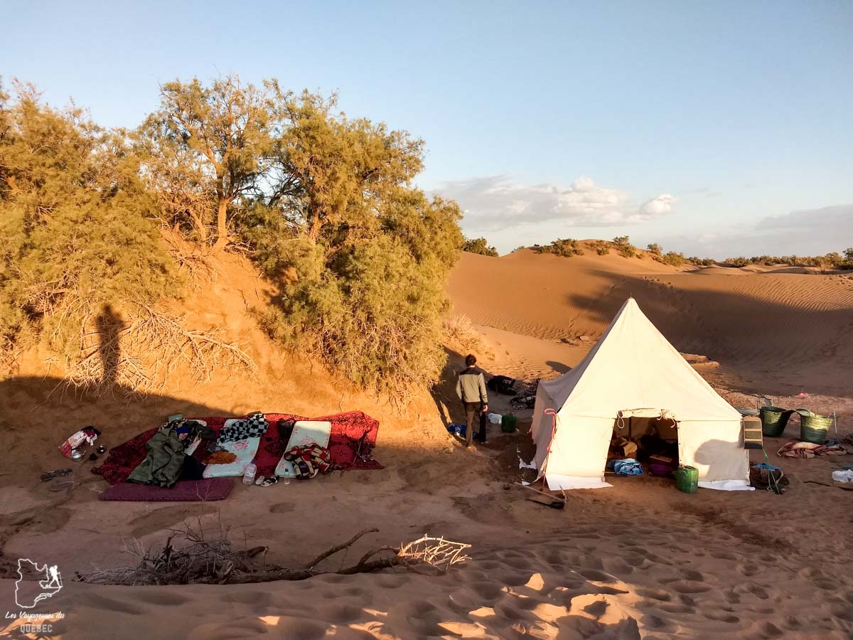 Bivouac lors de la randonnée dans le désert du Sahara au Maroc dans notre article Trek dans le désert du Maroc : Ma randonnée de 5 jours dans le désert du Sahara #desert #maroc #sahara #randonnee #trek #voyage