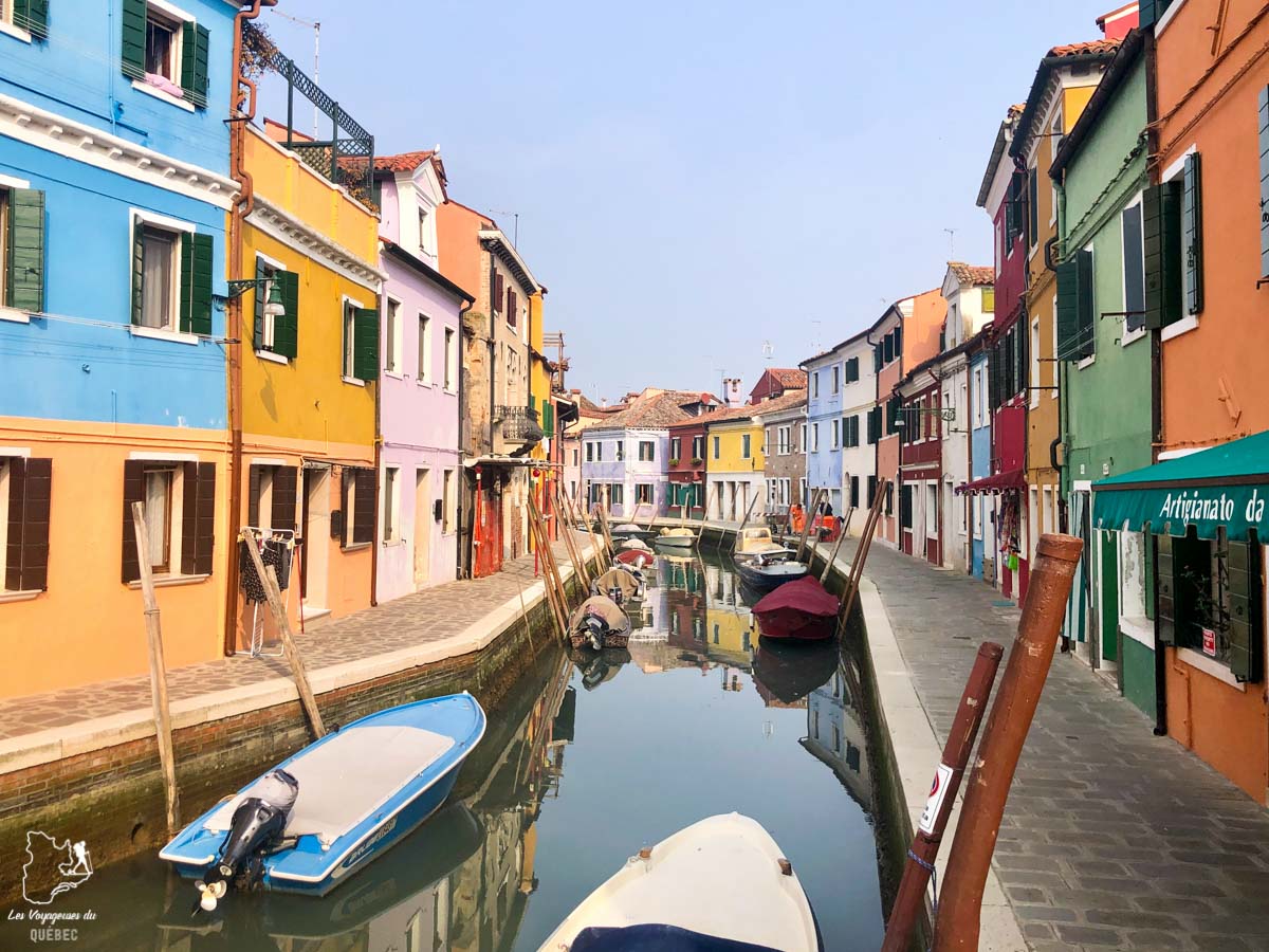 Canaux et maisons colorées de Burano dans notre article Visiter Murano et Burano en Italie : Que faire sur ces deux îles à côté de Venise #italie #murano #burano #venise #europe #voyage