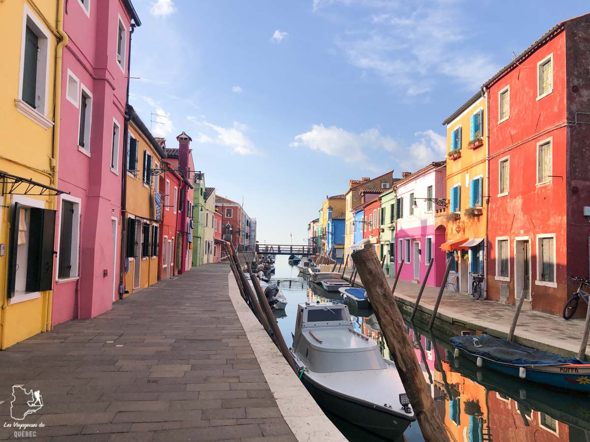 Maisons colorées de l'île de Burano en Italie dans notre article Visiter Murano et Burano en Italie : Que faire sur ces deux îles à côté de Venise #italie #murano #burano #venise #europe #voyage