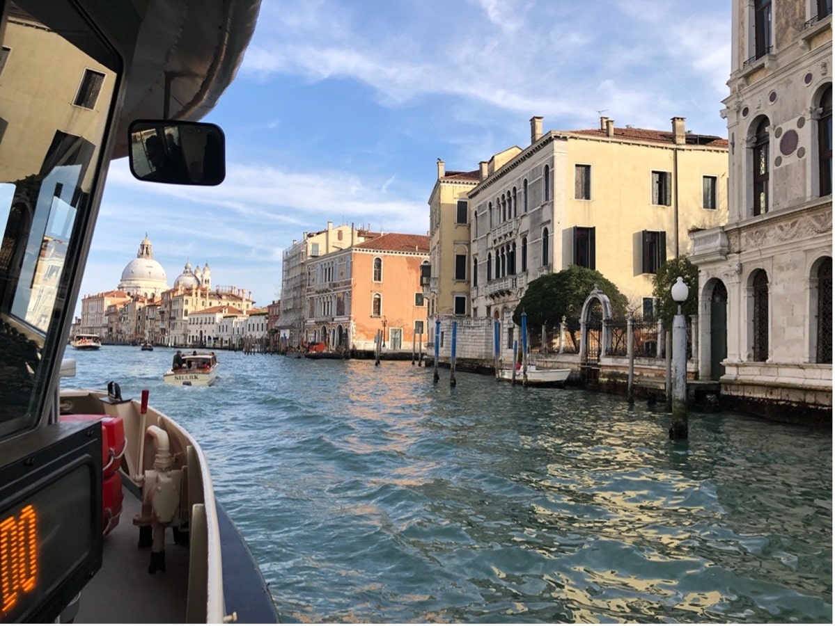 Vaporetto à Venise en Italie dans notre article Où aller en Italie et que visiter : 10 incontournables de 1 mois de voyage en Italie #italie #voyage #europe #venise