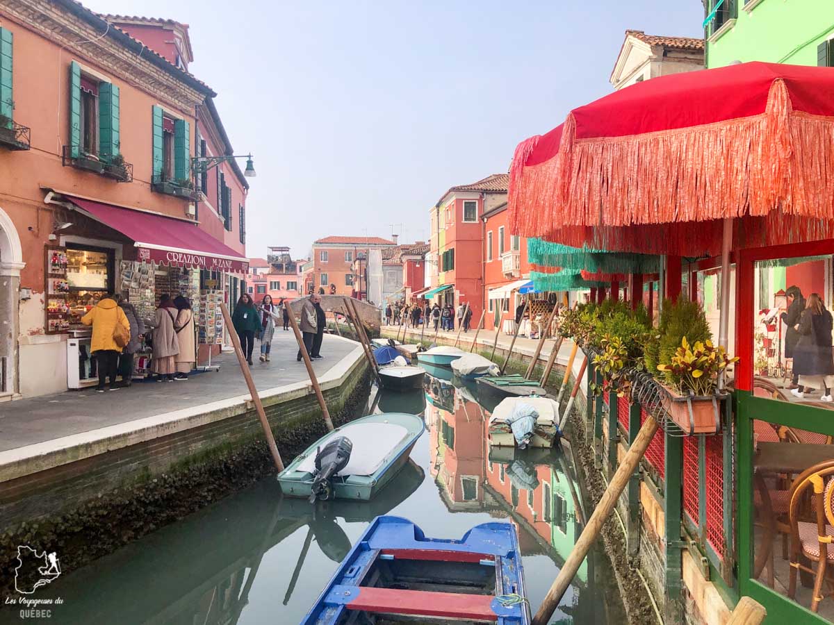 Maisons colorées de l'île de Burano en Italie dans notre article Visiter Murano et Burano en Italie : Que faire sur ces deux îles à côté de Venise #italie #murano #burano #venise #europe #voyage