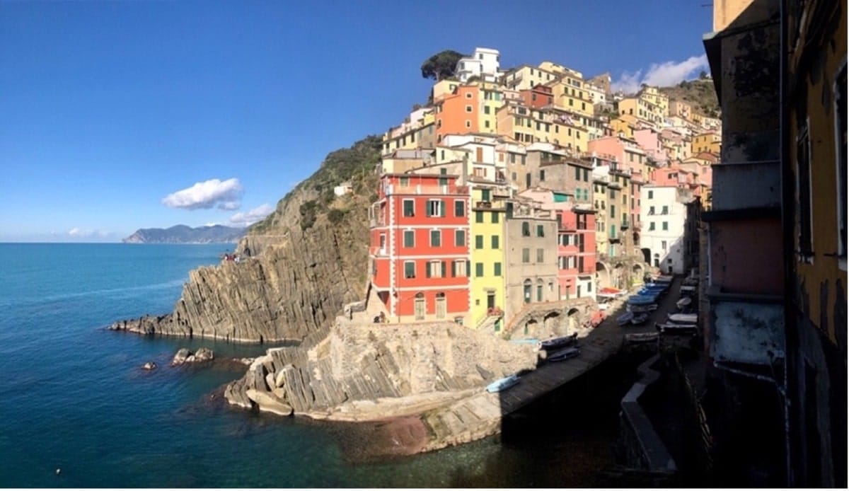 Village de Riomaggiore dans les Cinque Terre en Italie dans notre article Où aller en Italie et que visiter : 10 incontournables de 1 mois de voyage en Italie #italie #voyage #europe #cinqueterre #riomaggiore