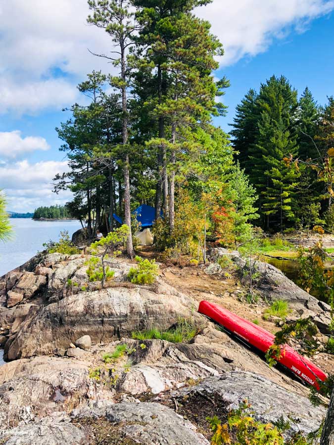 Faire du canot camping au Parc du Poisson blanc en Outaouais dans notre article Road trip au Québec: 15 road trips thématiques à moins de 2h de Montréal #roadtrip #quebec #itineraire