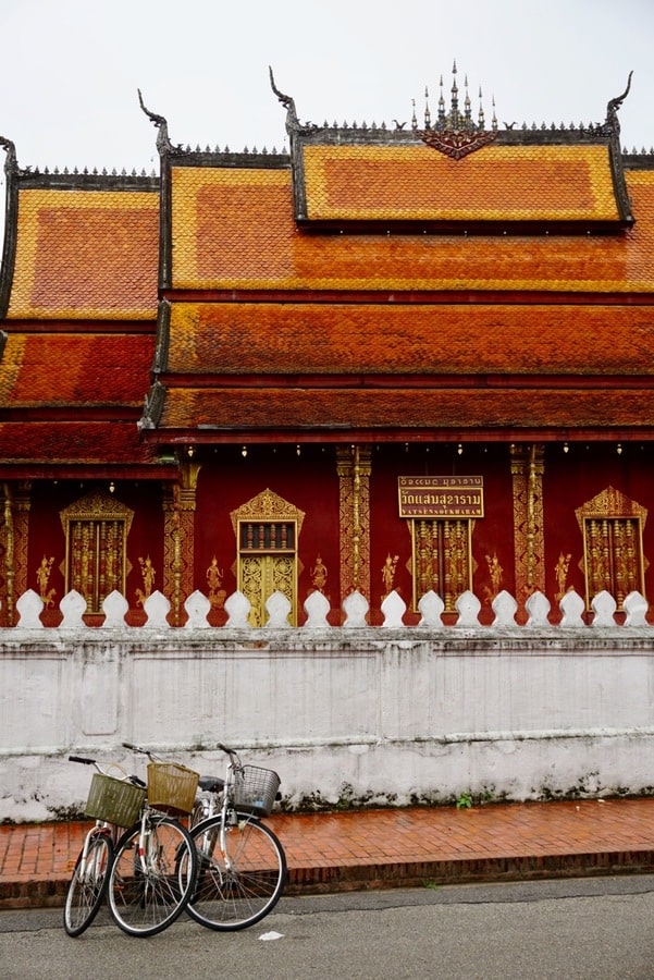 Temple bouddhiste de la vieille ville de Luang Prabang au Laos dans notre article Que faire à Luang Prabang au Laos en 8 incontournables #luangprabang #laos #asie #asiedusudest #voyage #unesco