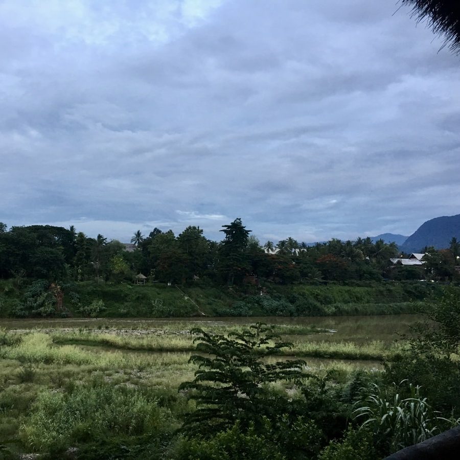 Vue depuis le Utopia de Luang Prabang au Laos dans notre article Que faire à Luang Prabang au Laos en 8 incontournables #luangprabang #laos #asie #asiedusudest #voyage #unesco