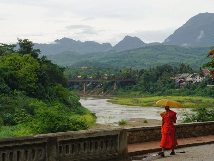 Moine à Luang Prabang du Laos dans notre article Que faire à Luang Prabang au Laos en 8 incontournables #luangprabang #laos #asie #asiedusudest #voyage #unesco