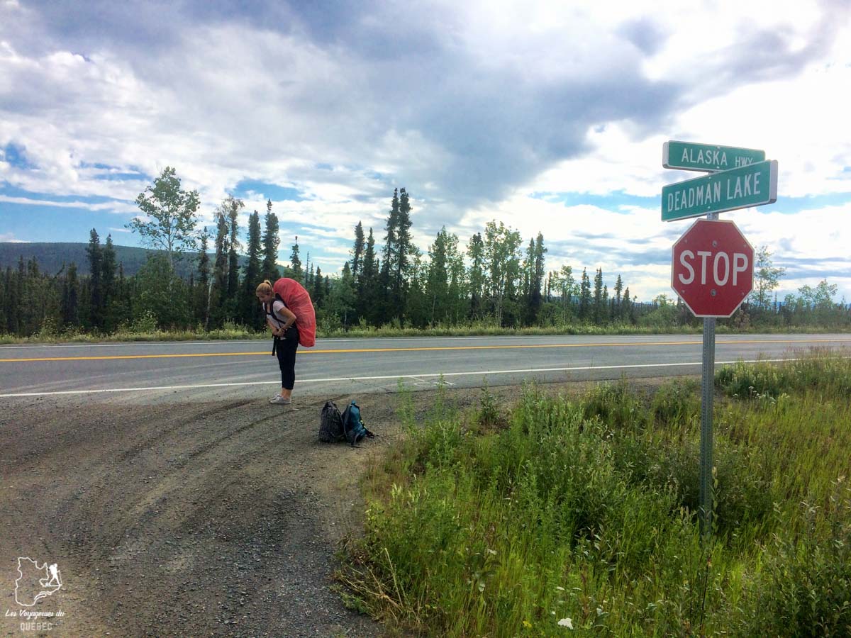 En attente durant un voyage en auto-stop dans notre article Voyage en auto-stop : De l’Alaska à la Californie sur le pouce, une aventure humaine #autostop #pouce #voyage #usa #canada