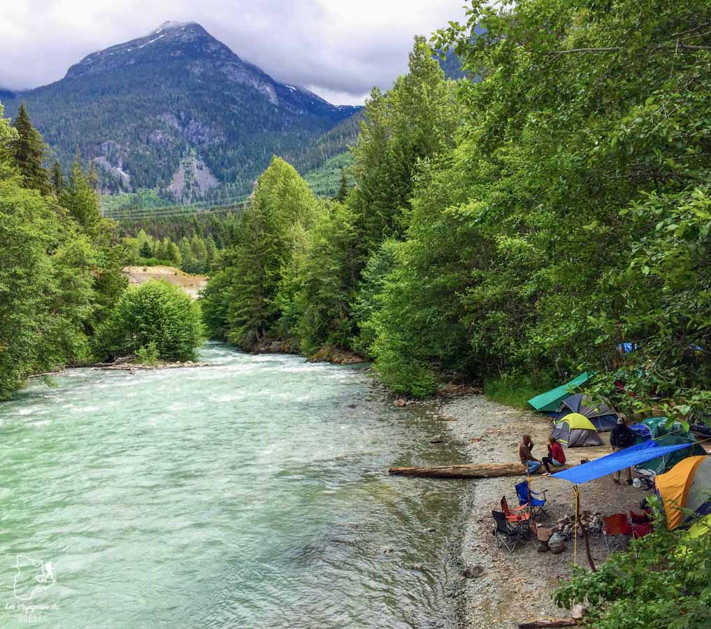 Camping bord de rivière à Whistler au Canada dans notre article Voyage en auto-stop : De l’Alaska à la Californie sur le pouce, une aventure humaine #autostop #pouce #voyage #usa #canada