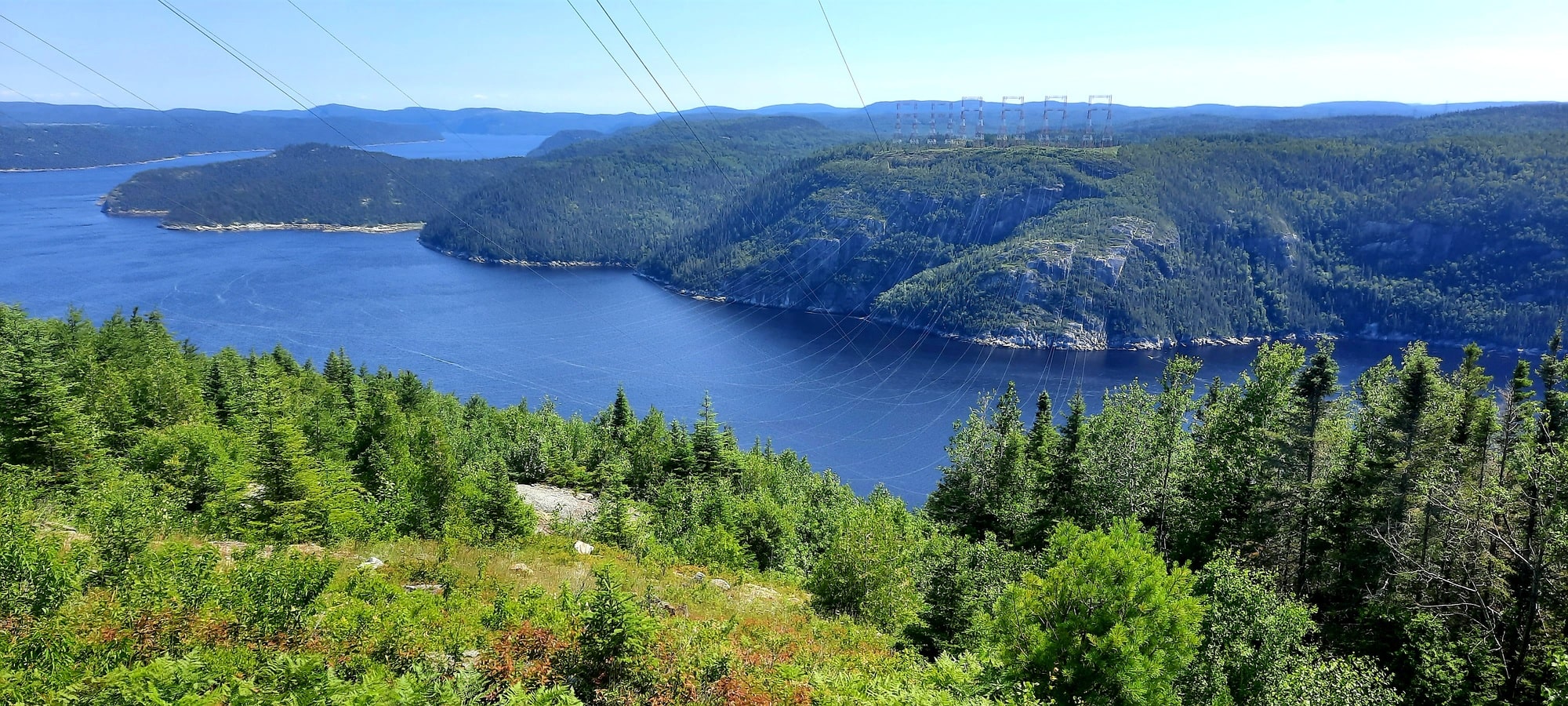 Pylônes électriques sur le sentier Le Fjord dans notre article Sentier le Fjord : 50 km de randonnée en autonomie dans le Parc national du Fjord du Saguenay #sentierLeFjord #fjord #saguenay #randonnee