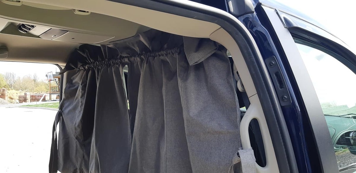 Rideau avant-arrière dans mon mini-van aménagé dans notre article Mini-van aménagé : aménager un van de manière simple et économique pour voyager #minivan #van #amenagement #dodgegrandcaravan #vanlife #roadtrip