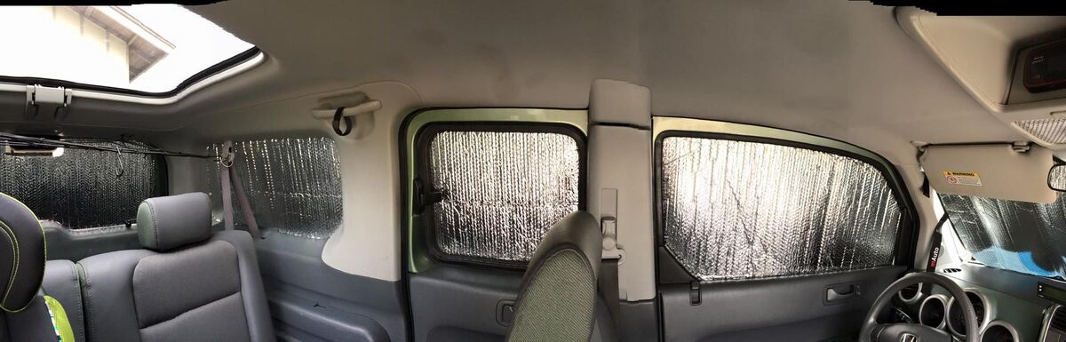 Couvrir les fenêtres pour de l'intimité dans un mini-van aménagé dans notre article Mini-van aménagé : aménager un van de manière simple et économique pour voyager #minivan #van #amenagement #dodgegrandcaravan #vanlife #roadtrip