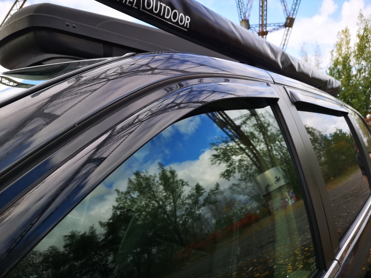 Déflecteurs aux fenêtres contre la pluie dans un mini-van aménagé dans notre article Mini-van aménagé : aménager un van de manière simple et économique pour voyager #minivan #van #amenagement #dodgegrandcaravan #vanlife #roadtrip