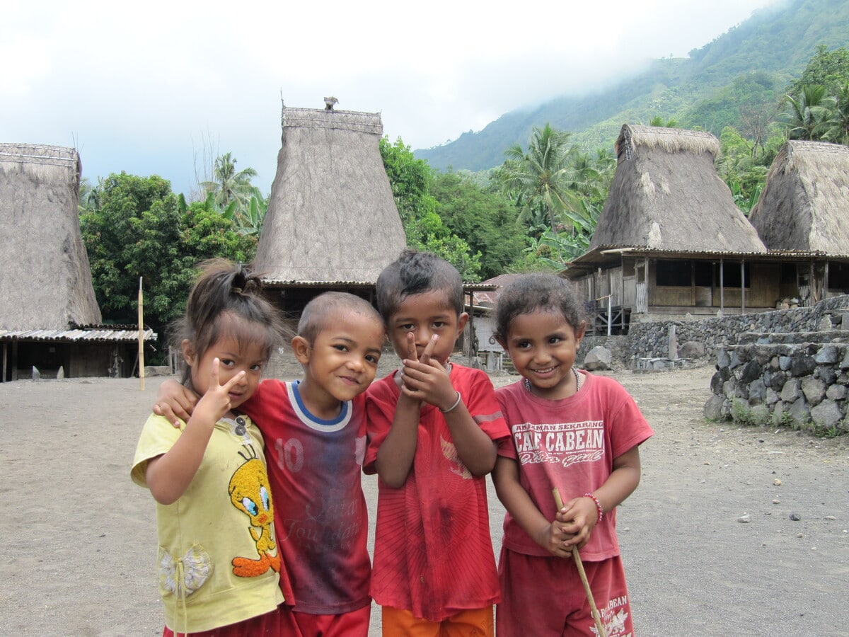 Enfants du village traditionnel Tolo Lela de la région Bajawa sur Florès dans notre article Visiter Florès en Indonésie: l'île de Florès, ses beautés et ses curiosités #flores #ile #indonesie #asie #voyage