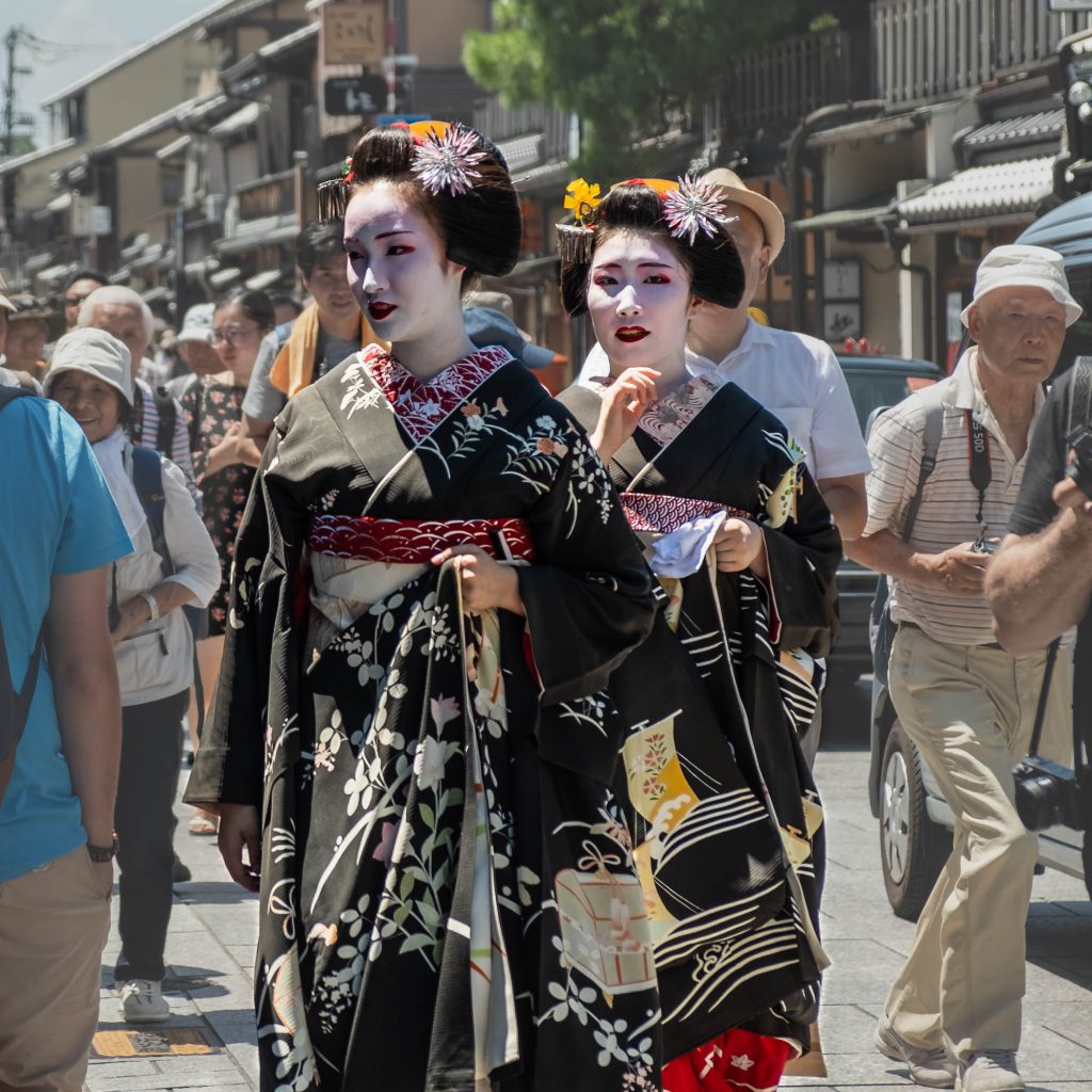 Les geishas du quartier Gion de Kyoto dans notre article Visiter le Japon en 8 incontournables : que faire lors d’un voyage de 4 semaines #japon #voyage #asie