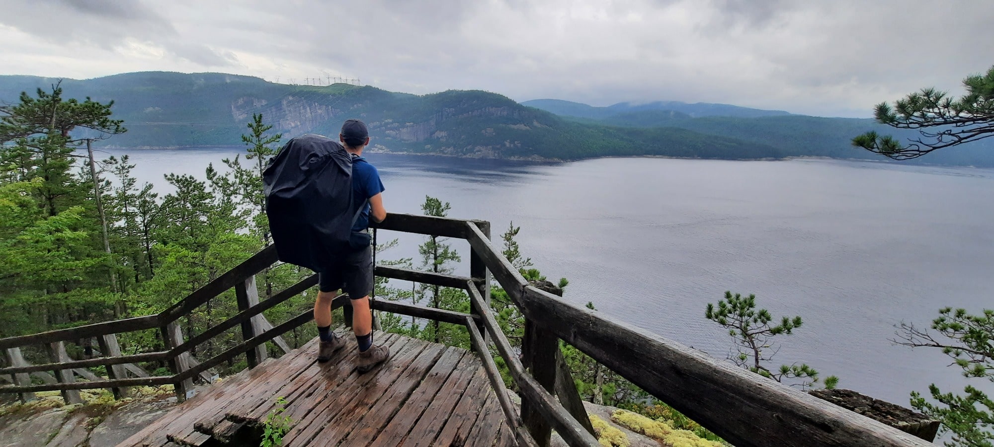 Randonnée sous la pluie sur le sentier Le Fjord dans notre article Sentier le Fjord : 50 km de randonnée en autonomie dans le Parc national du Fjord du Saguenay #sentierLeFjord #fjord #saguenay #randonnee