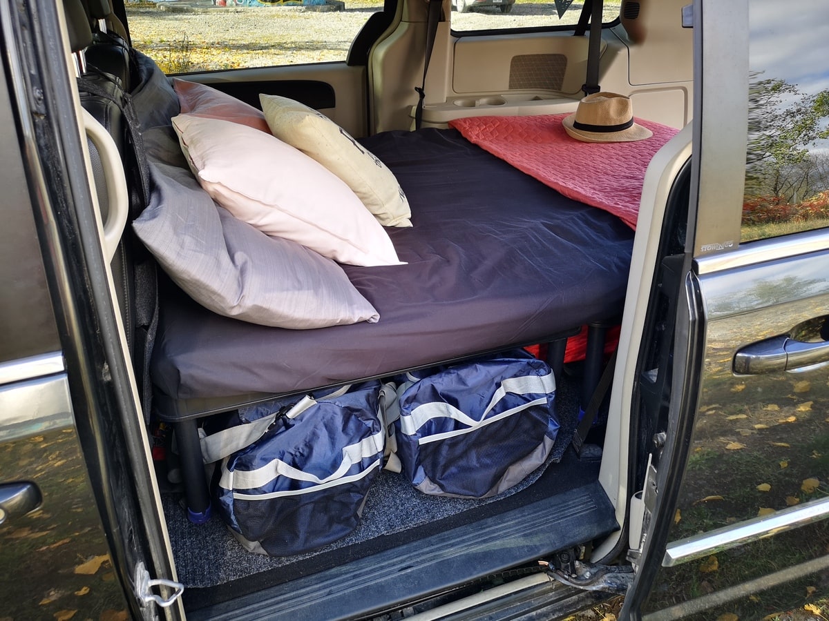 Sacs de rangement sous le lit dans mon mini-van aménagé dans notre article Mini-van aménagé : aménager un van de manière simple et économique pour voyager #minivan #van #amenagement #dodgegrandcaravan #vanlife #roadtrip