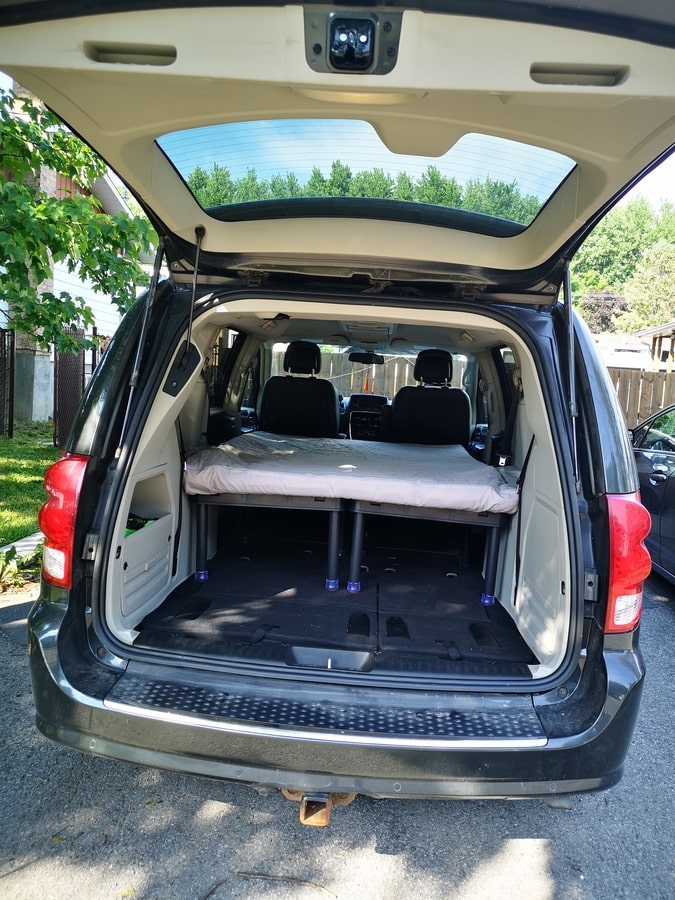 Base de lit dans mon mini-van aménagé dans notre article Mini-van aménagé : aménager un van de manière simple et économique pour voyager #minivan #van #amenagement #dodgegrandcaravan #vanlife #roadtrip