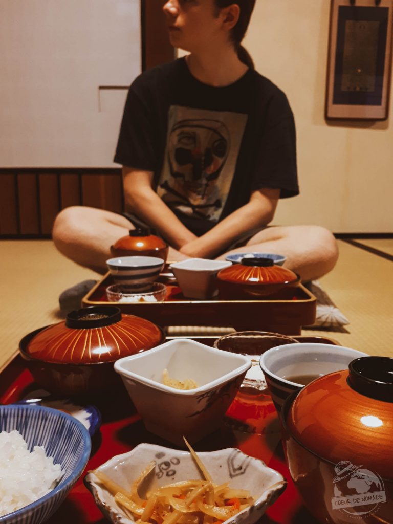 Petit déjeuner végétarien après la cérémonie sacrée au temple bouddhiste du mont Koyasan dans notre article Visiter le Japon en 8 incontournables : que faire lors d’un voyage de 4 semaines #japon #voyage #asie