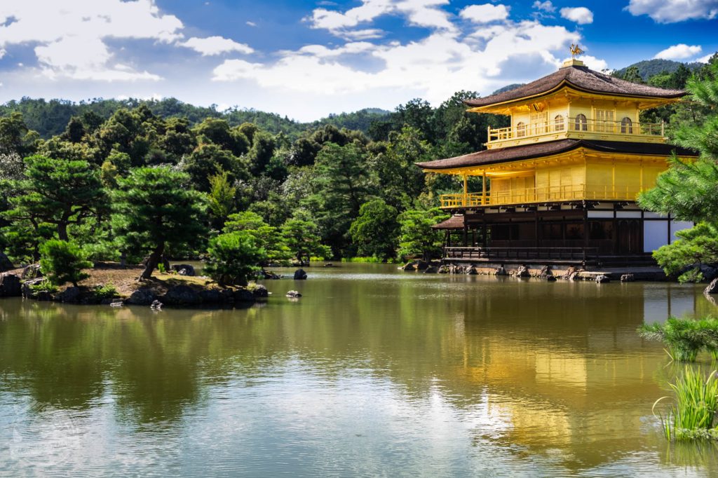 Le Pavillon d'or, Kinkaku-ji, à Kyoto dans notre article Visiter le Japon en 8 incontournables : que faire lors d’un voyage de 4 semaines #japon #voyage #asie