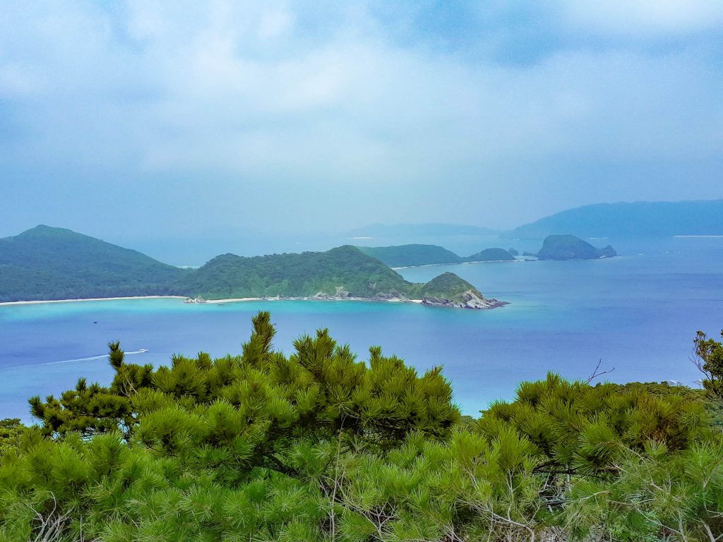 Vue du sommet de l’île Zamami-Jima dans l'archipel d'Okinawa dans notre article Visiter le Japon en 8 incontournables : que faire lors d’un voyage de 4 semaines #japon #voyage #asie